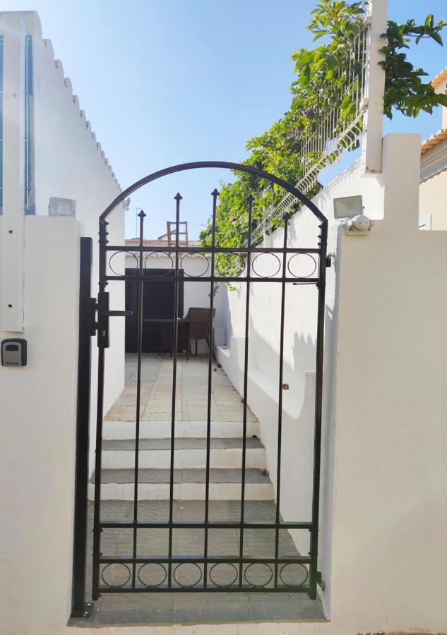 Moradia Geminada V0 - Localizacao Central - Privada Quarteira Exteriör bild