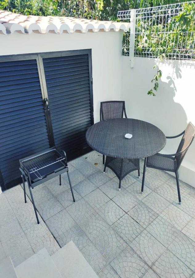 Moradia Geminada V0 - Localizacao Central - Privada Quarteira Exteriör bild