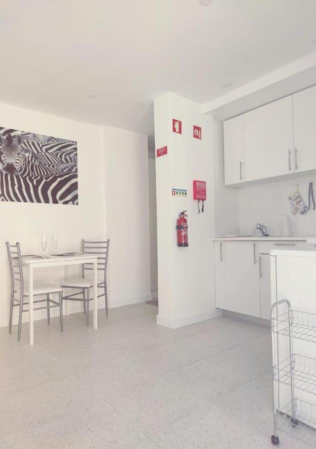 Moradia Geminada V0 - Localizacao Central - Privada Quarteira Exteriör bild